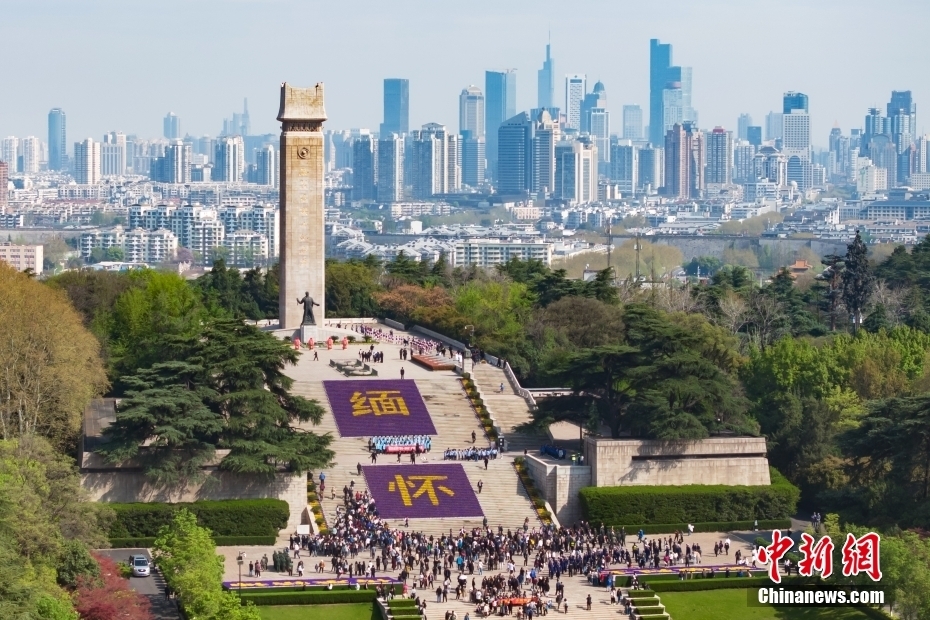 4月4日清明节,民众走进南京雨花台烈士陵园,缅怀英烈,寄托哀思。中新社记者 泱波 摄