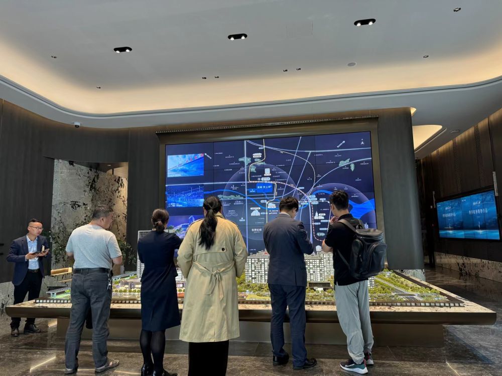 5月27日晚，不少购房者连夜到上海市嘉定区龙湖青云阙售楼处下定或咨询政策。新华社记者郑钧天 摄