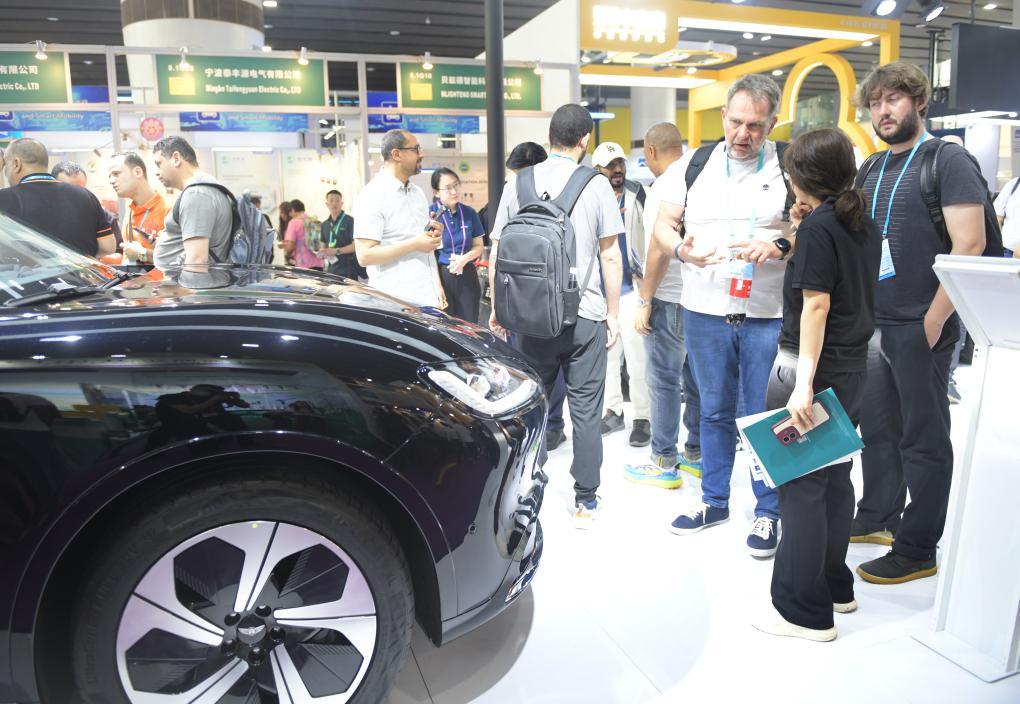 4月15日，采购商在第135届广交会上了解新能源汽车。新华社记者卢汉欣摄