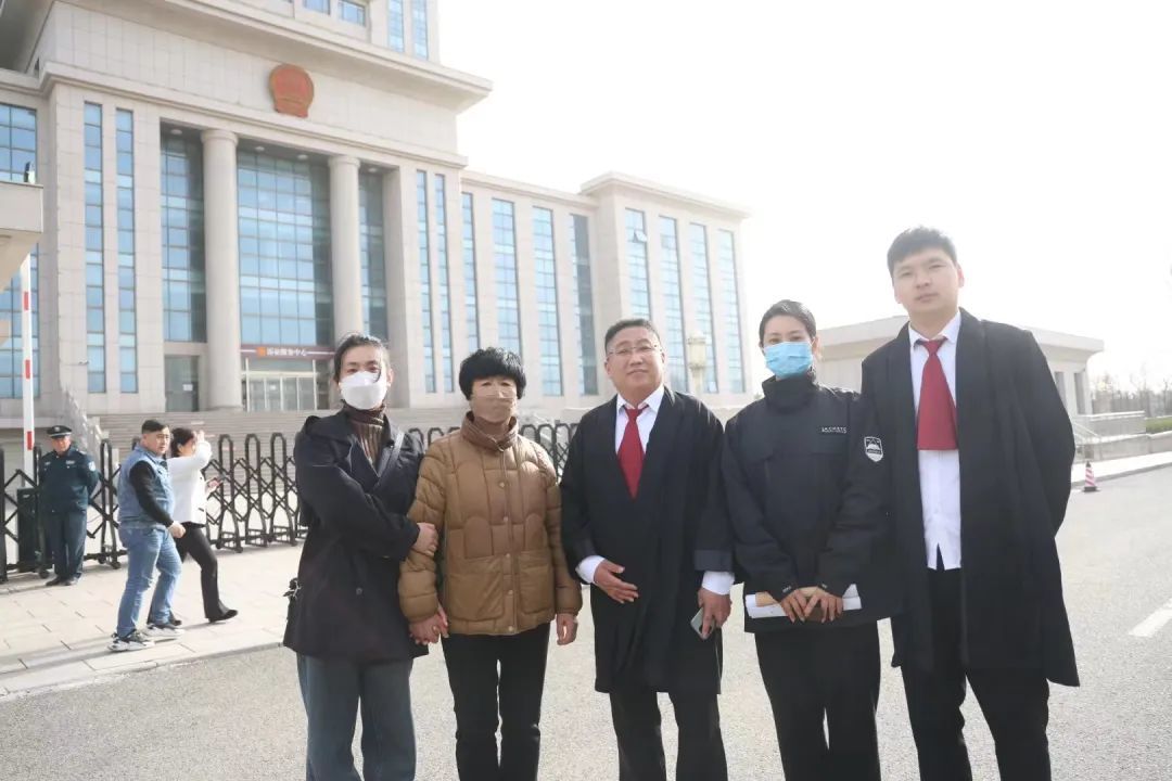 李珊姐妹与母亲在庭审现场