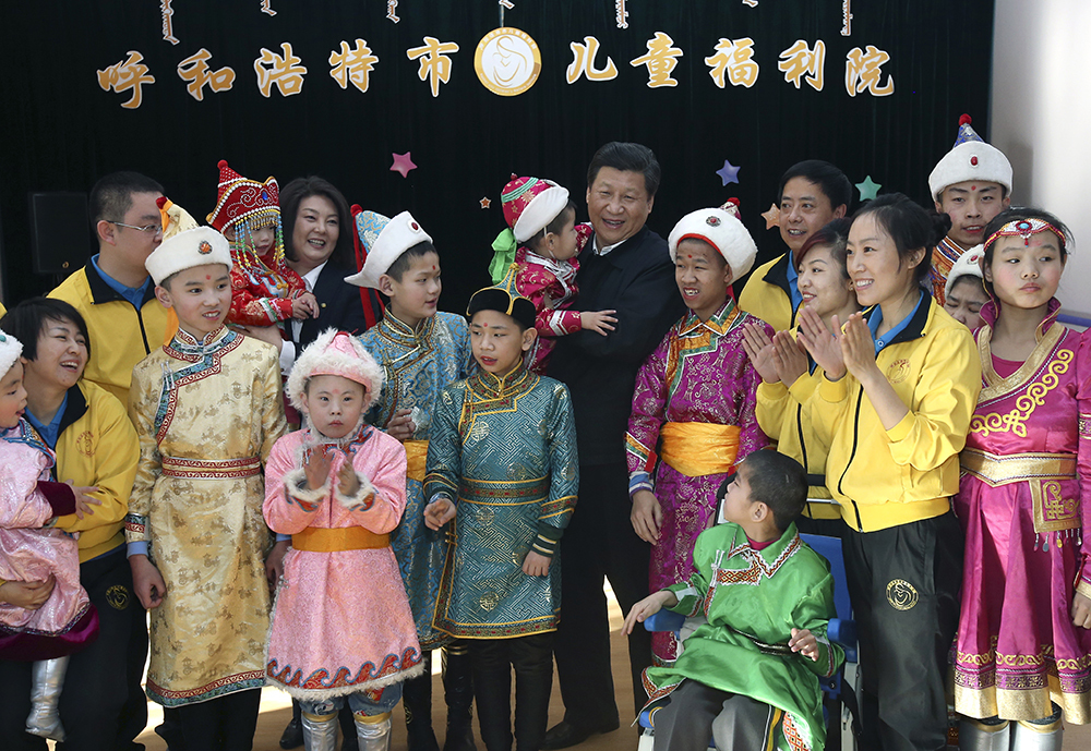 2014年1月28日，习近平来到呼和浩特市儿童福利院看望孩子们。新华社记者 庞兴雷 摄