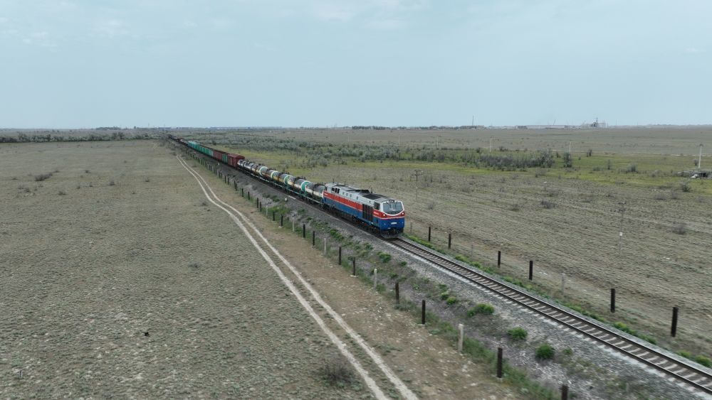 2023年5月12日，在哈萨克斯坦阿拉木图附近，货运列车驰骋于阿拉木图与霍尔果斯间（无人机照片）。新华社发（奥斯帕诺夫摄）