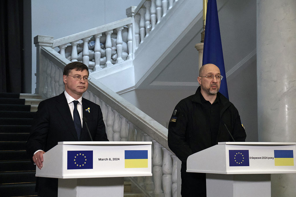 2024年3月8日，乌克兰基辅，欧盟委员会执行副主席东布罗夫斯基斯(左)和乌克兰总理什梅加尔在联合新闻发布会上合影。（资料图）