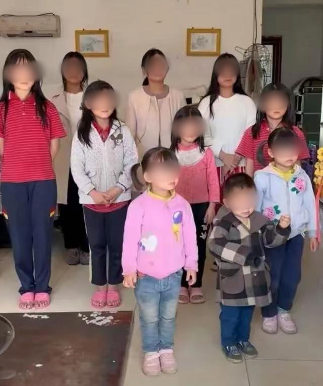 陈先生说，这些年来一直是妻子在老家照顾10个孩子