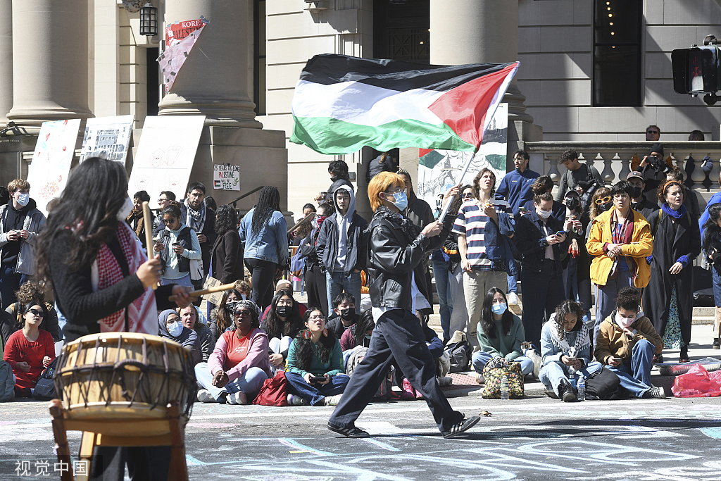 当地时间2024年4月22日，美国康涅狄格州纽黑文，亲巴勒斯坦者在耶鲁大学举行抗议集会。（图源：视觉中国）