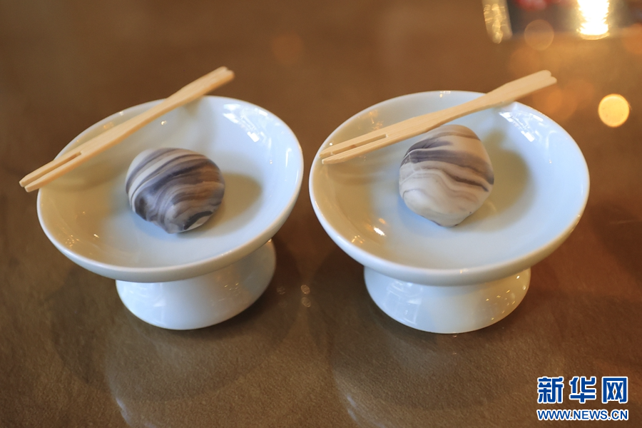 大理石方志馆文创区，制作成大理石形状的巧克力（摄于4月3日）。（新华网 赵普凡 摄）