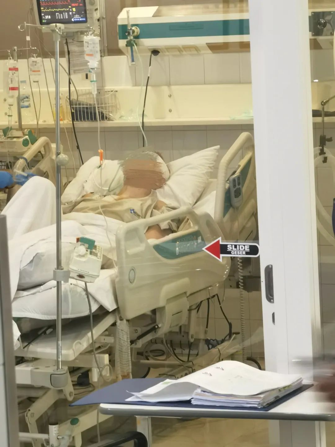 图：梦龙的朋友Brody 躺在巴厘岛国际医院ICU