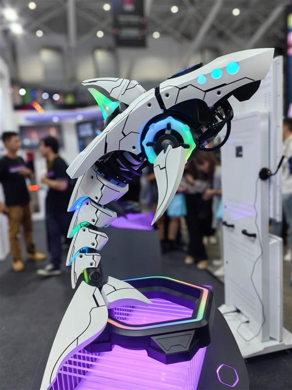 酷冷至尊做了一条“机械鲨鱼”主机!