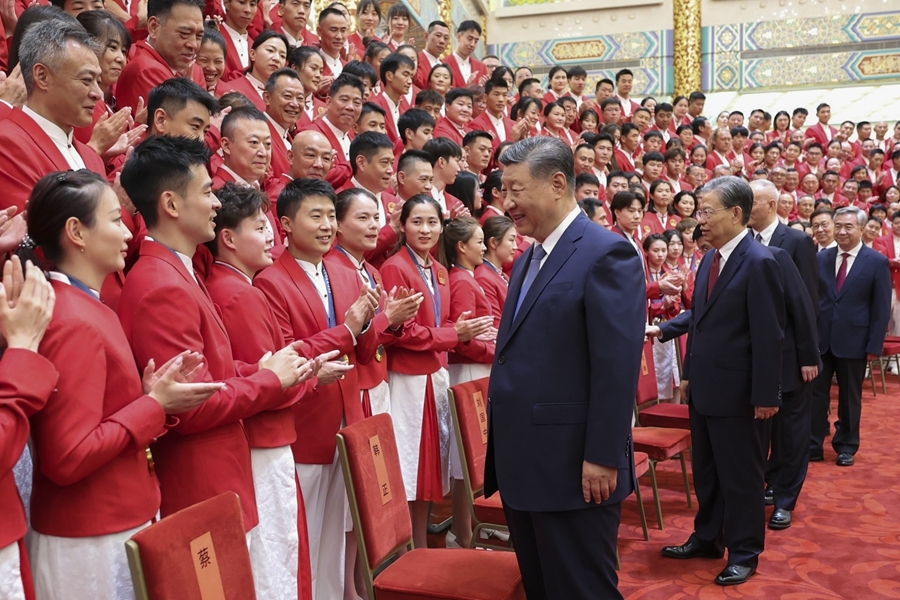 8月20日，习近平总书记在人民大会堂接见第33届夏季奥林匹克运动会中国体育代表团全体成员。新华社记者 鞠鹏 摄