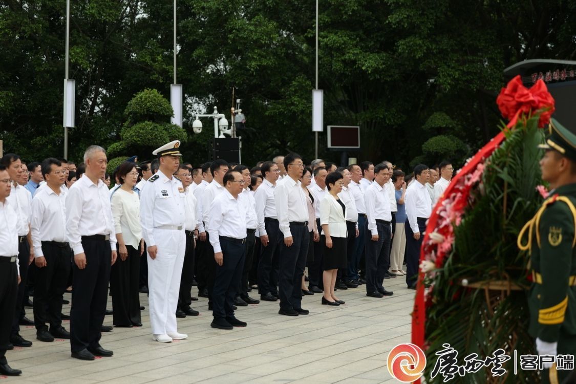 8月23日，广西壮族自治区党委、政府在百色市隆重举行向邓小平同志铜像敬献花篮仪式等纪念活动，纪念邓小平同志诞辰120周年。广西云-广西日报记者 何学俏 摄