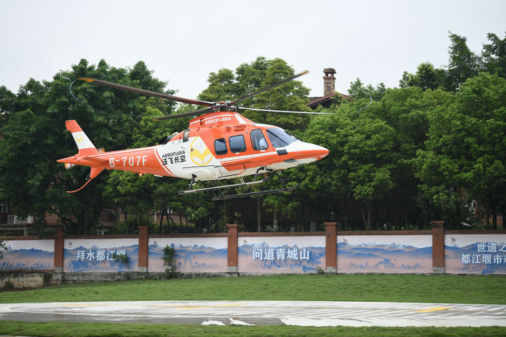 2024年6月20日，一架阿古斯塔AW109型载人直升机经过两次成都市域内的往返飞行，完成成都市城市低空载人出行验证飞行任务，探索成都低空经济的应用场景。这是在四川省成都市都江堰市青城山起降点拍摄的参与验证飞行的载人直升机。新华社记者 胥冰洁 摄