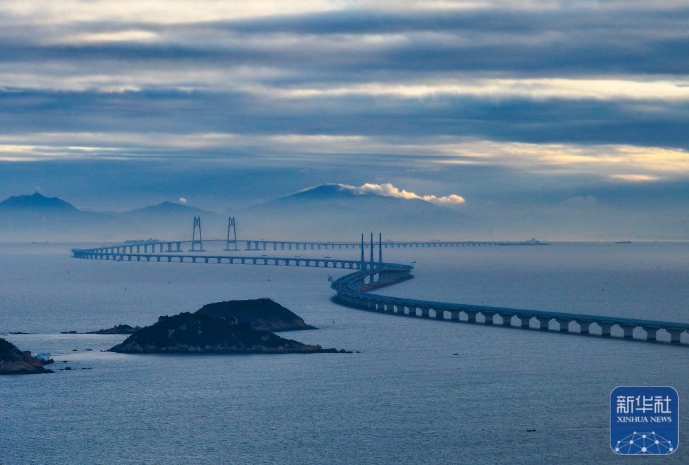 ↑ 这是2023年12月15日拍摄的晨曦中的港珠澳大桥（无人机照片）。2018年港珠澳大桥正式开通运营，该桥东接香港西接珠海澳门，全长55公里。新华社记者 刘大伟 摄