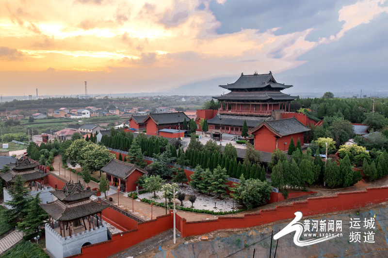 图为落日余晖下的稷山大佛寺。