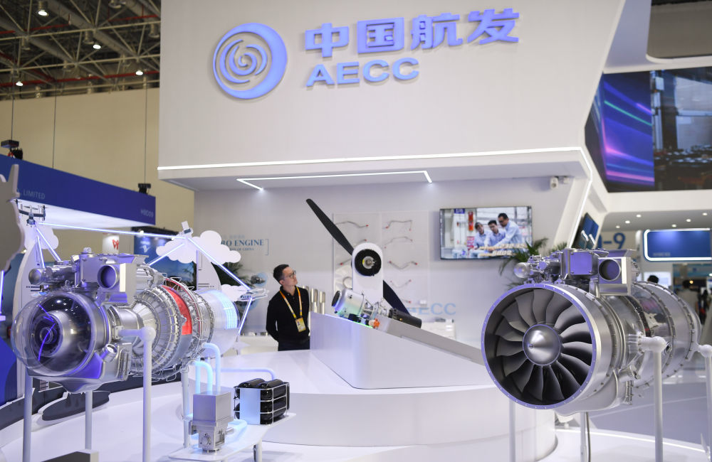 这是2023年11月23日拍摄的中国航发展示的发动机模型。当日,2023亚洲通用航空展在珠海国际航展中心开幕。新华社记者 邓华 摄