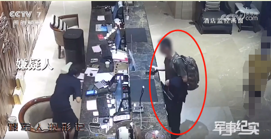 于某购买的迷彩背包。图片来源：CCTV7《军事纪实》栏目