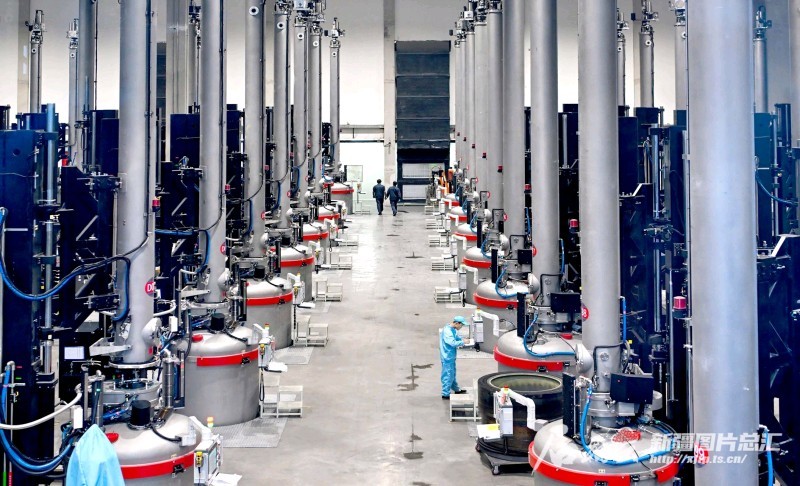 2月27日，工人在位于克拉玛依市乌尔禾区硅基新材料产业园的新疆晶品新能源有限公司生产车间查看设备运行情况。闵勇 摄