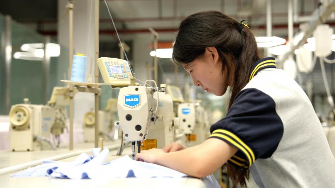 姜萍在教室学习服装设计