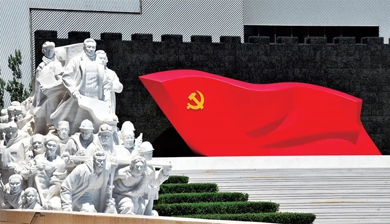 建党百年之际落成的中国共产党历史展览馆,是一座永久性、综合性的党史展览馆,第一次全方位、全过程、全景式、史诗般展现了中国共产党波澜壮阔的百年历史,浓墨重彩地反映了党的不懈奋斗史、不怕牺牲史、理论探索史、为民造福史、自身建设史,成为展示中国共产党奋斗历史的精神殿堂。图为位于中国共产党历史展览馆西侧广场上的雕塑。视觉中国供图
