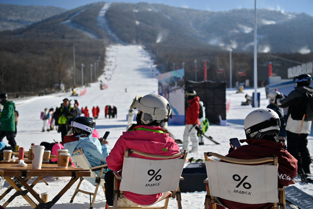 11月23日，滑雪爱好者在吉林市北大湖滑雪度假区的休息区喝咖啡。新华社记者 颜麟蕴 摄