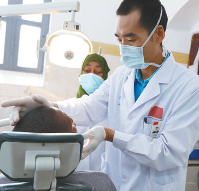 在纳兹莫加医院，口腔科医生盛磊给患者看病。新华社记者 董江辉摄