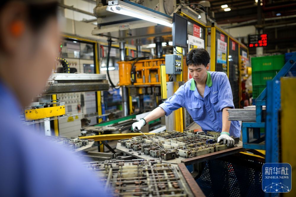 5月16日，工人在位于广东省佛山市的美的厨热洗碗机顺德工厂车间工作。