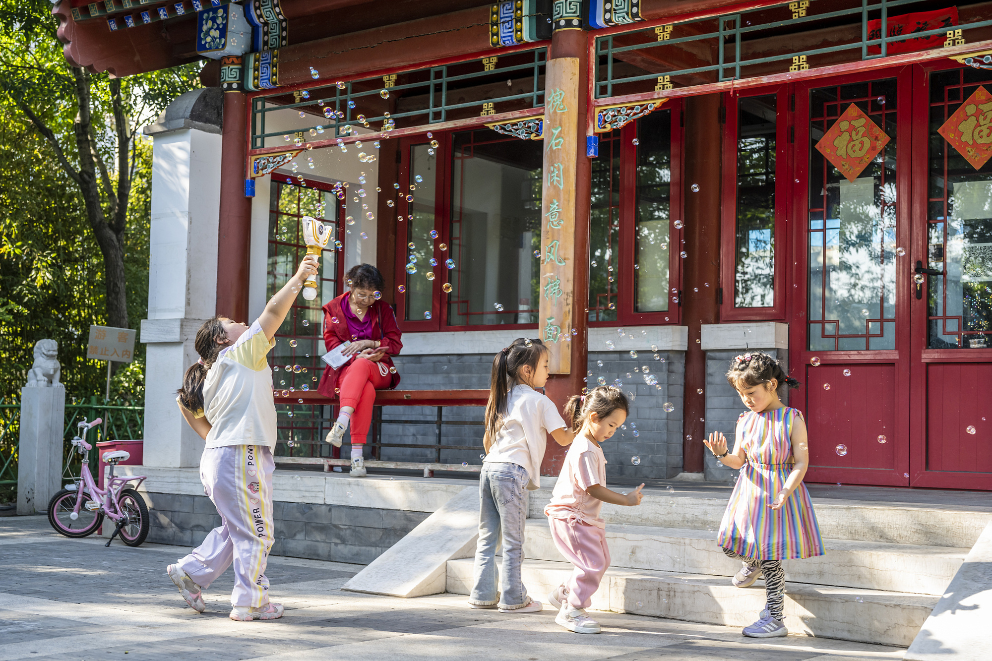 北京：孩子们在胡同里的“口袋公园”内玩耍