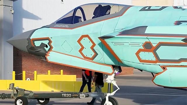 图片：德克萨斯州瘠念念堡工厂，没有错看到一架新坐蓐没去的F-35战斗机。