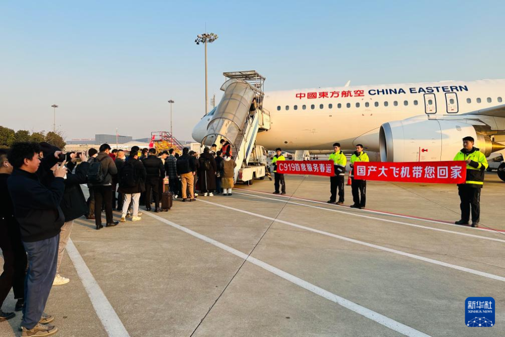 1月26日，在上海虹桥机场，乘客准备搭乘中国东方航空公司的国产大型客机C919飞往成都天府国际机场。