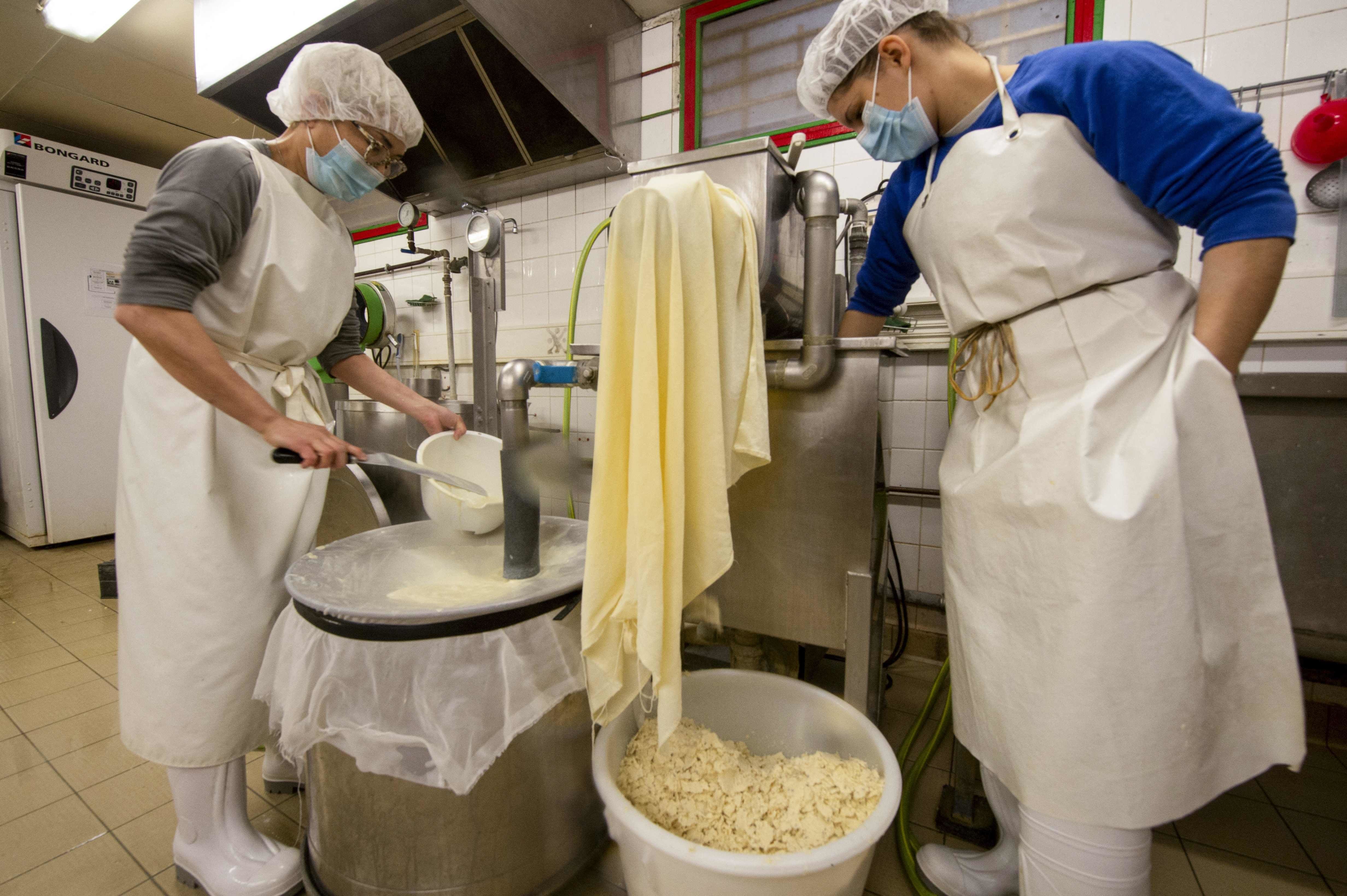 在法国西北部的城市勒芒，日本厨师和员工正在尝试制作豆浆。(法新社资料图片)