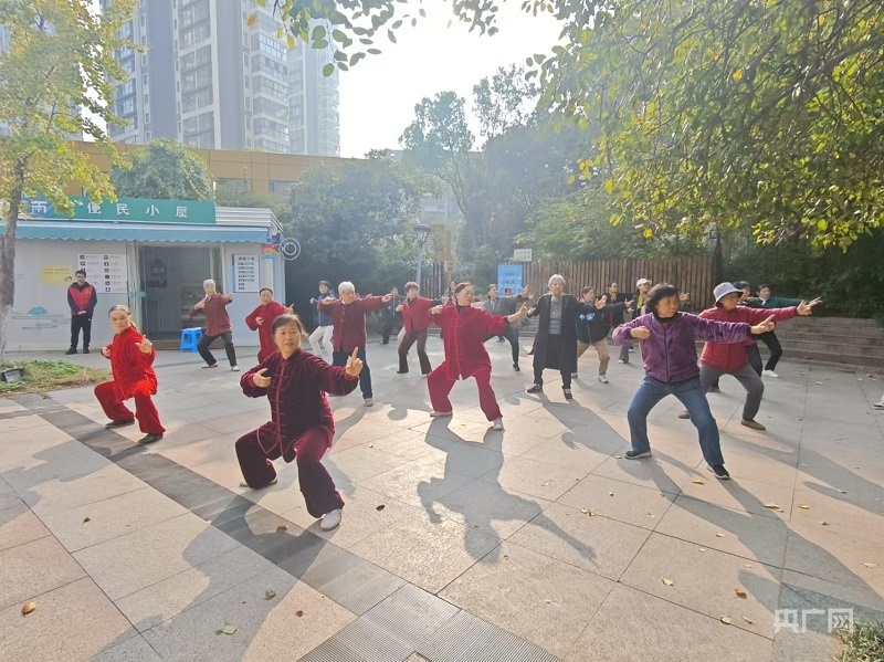 长虹路社区一家亲驿站广场上市民们打八段锦（央广网记者 王锡斐 摄）