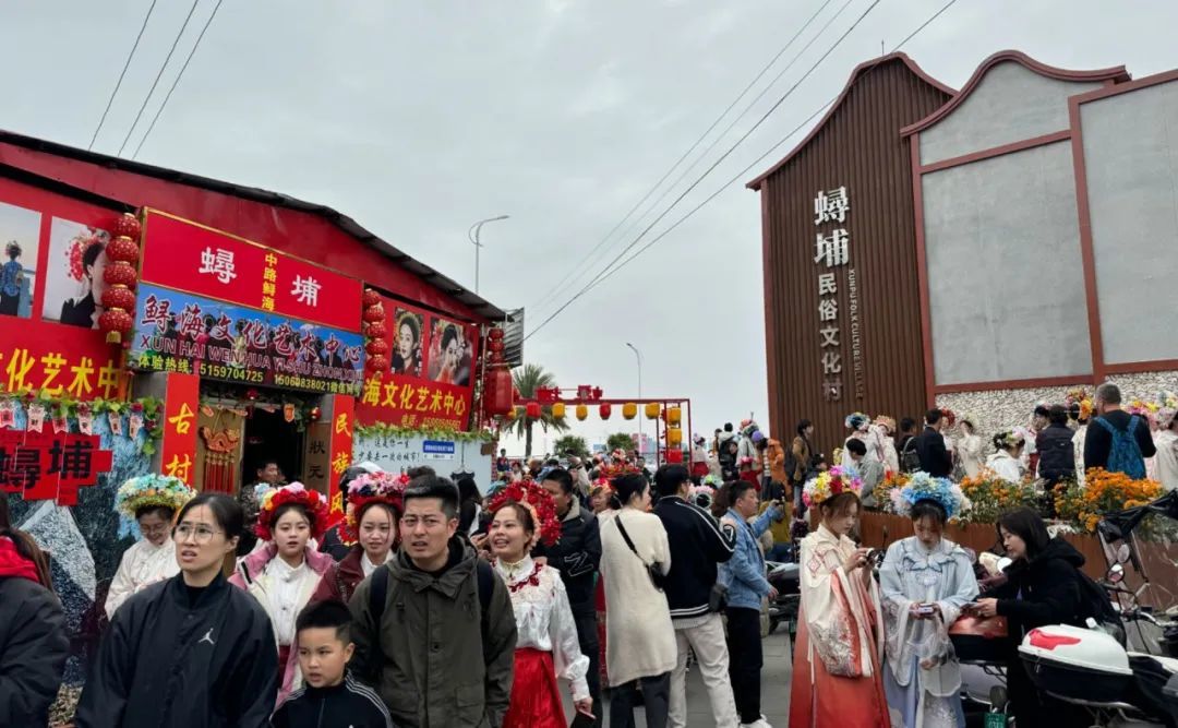 2月16日,泉州蟳埔村人头攒动。摄影/杨立赟
