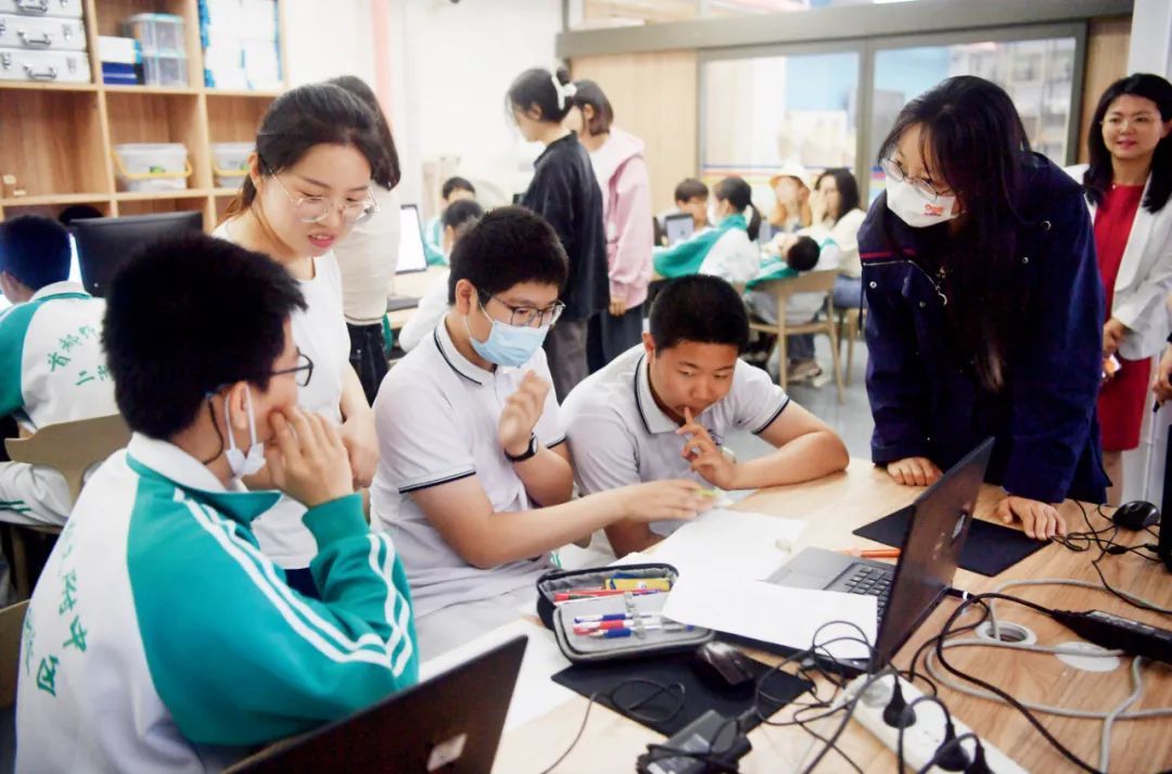 2023年5月12日，首都师范大学的学生们带课进入北京的部分中学，为各年级学生提供具有各学科特色的趣味课程，丰富校内课后服务内容。