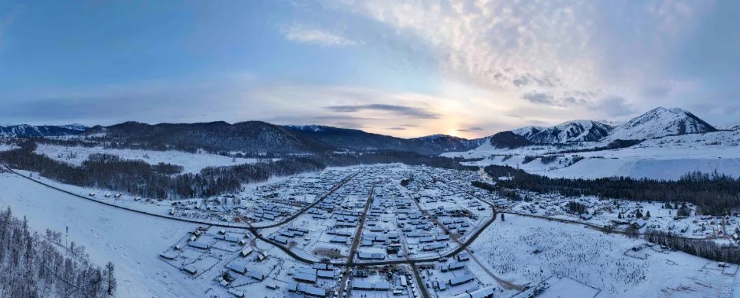 新疆阿勒泰地区布尔津县拍摄的禾木村冬景 新华社