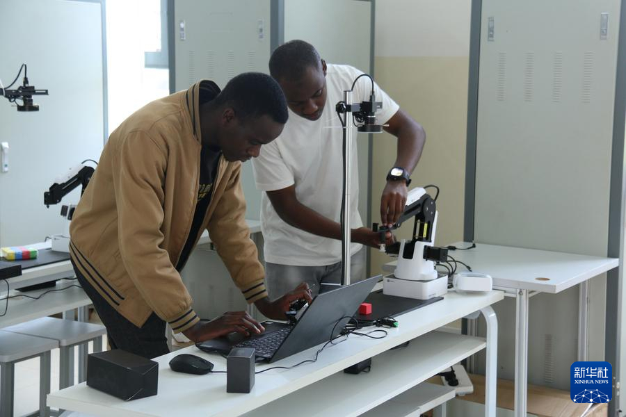 2023年11月18日，在卢旺达北方省穆桑泽职业技术学院鲁班工坊的实验室中，两名当地学生操作仪器。新华社发（黄万晴摄）