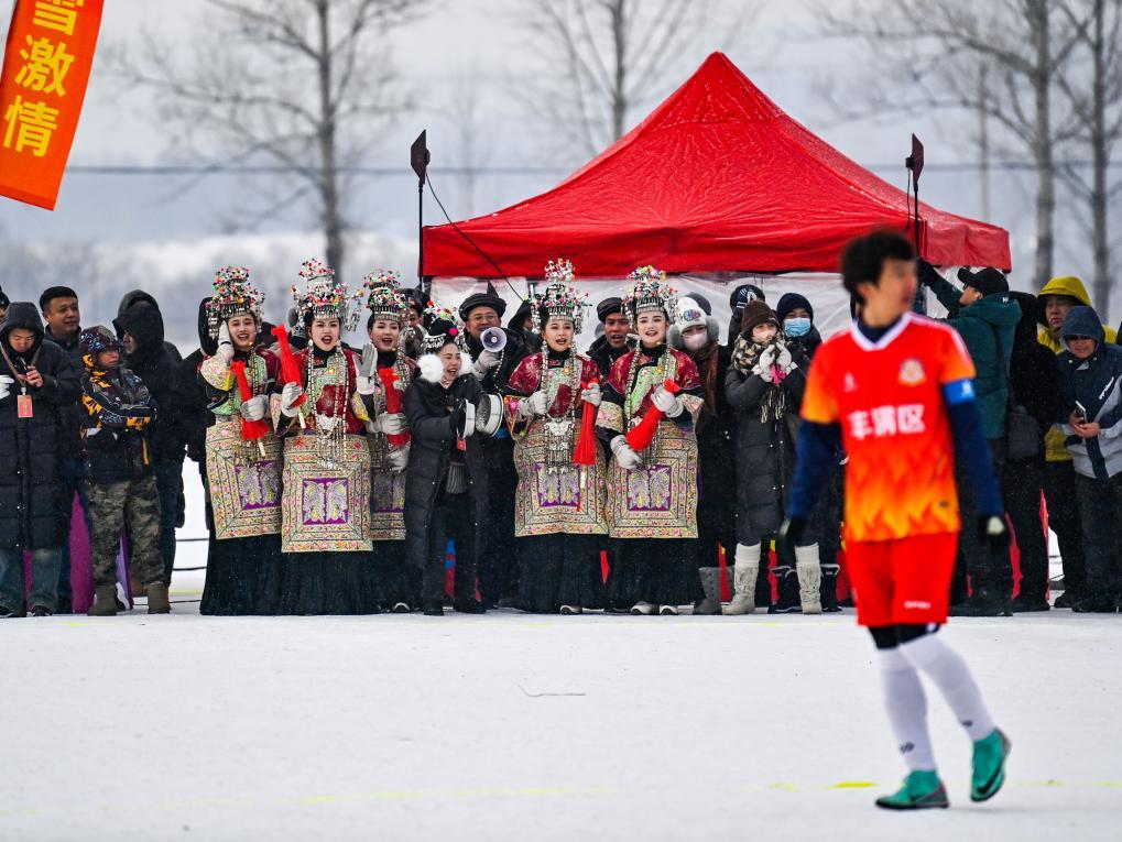 ↑12月23日，来自贵州榕江的观众在场边加油助威。新华社记者 颜麟蕴 摄