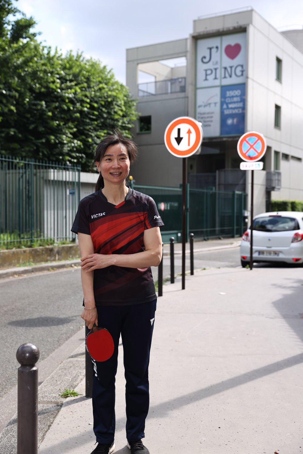 2024年6月19日，在法国巴黎十三区，刘芳站在法国乒乓球协会前。