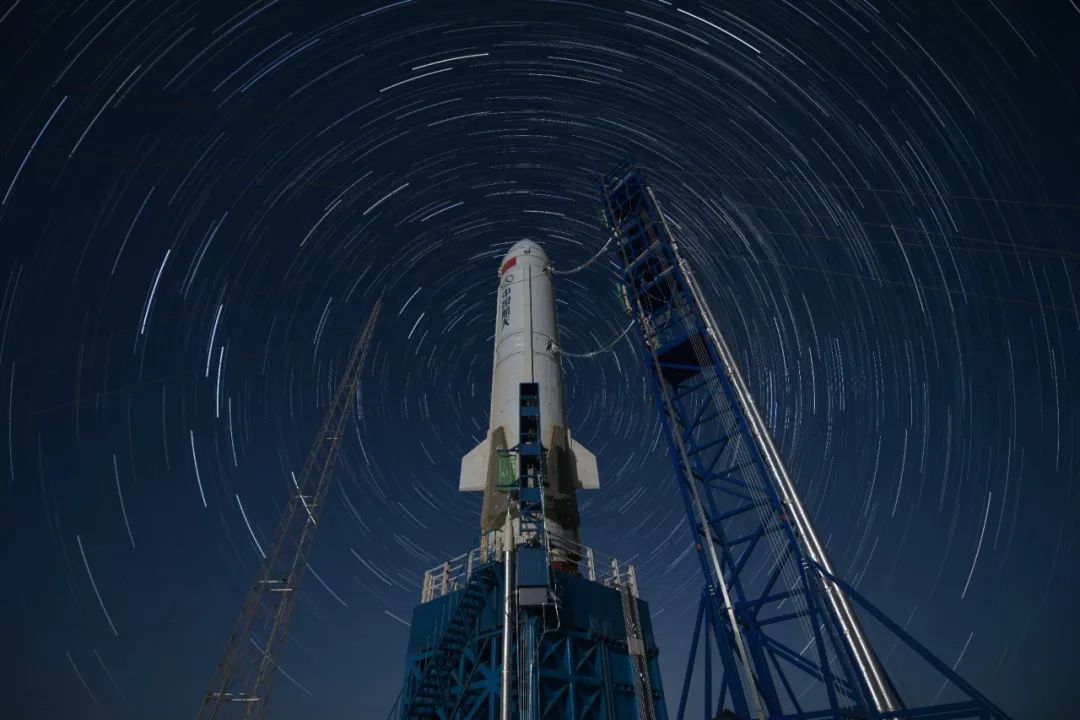 中国重复使用运载火箭首次10公里级垂直起降飞行试验成功