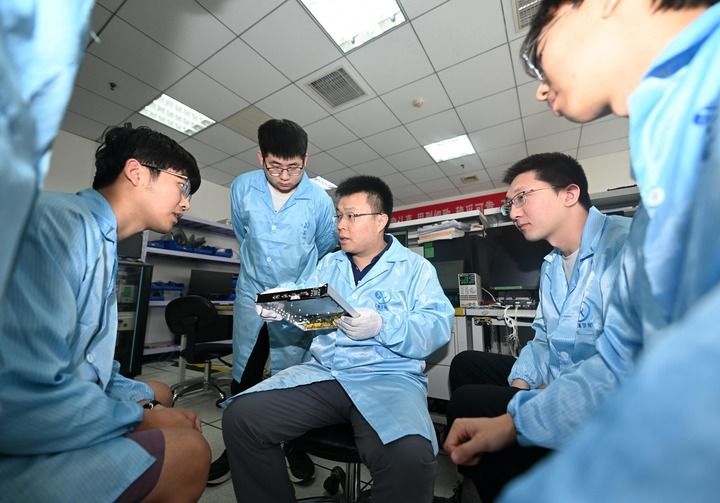 在云遥宇航的研发部，李峰辉和团队成员讨论一款卫星核心部件的集成电路板（6月4日摄）。新华社记者 赵子硕 摄