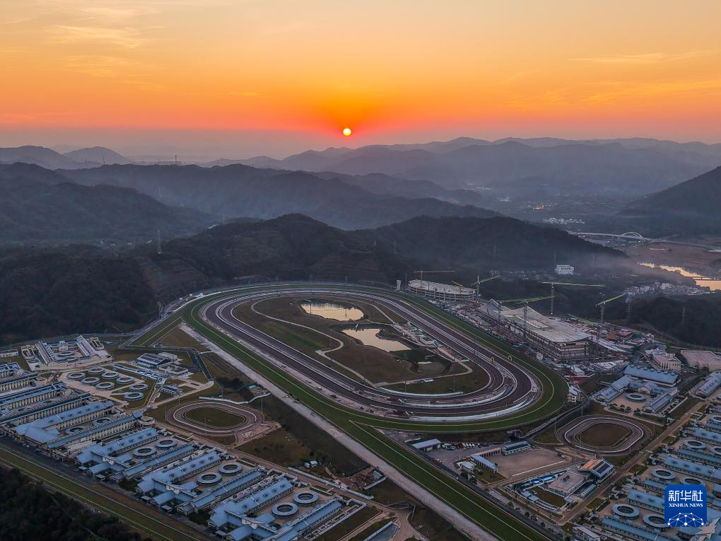 位于广州从化良口镇的香港赛马会从化马场正在进行改扩建工程（2024年12月2日摄，无人机照片）。