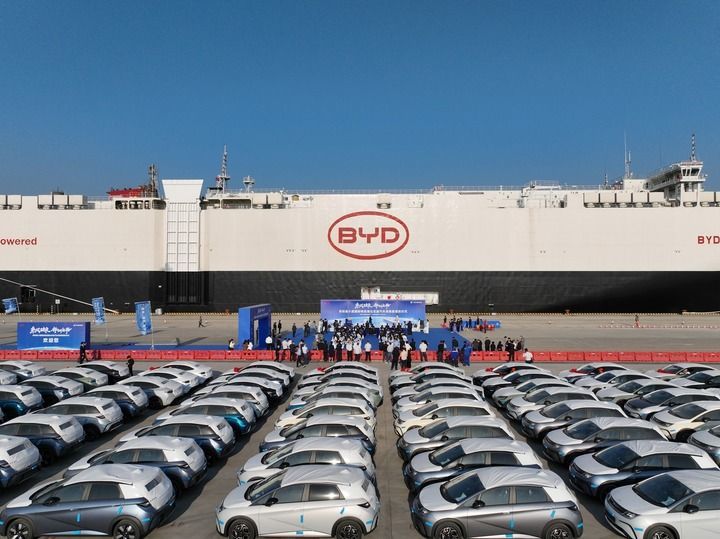 2024年1月15日，搭载5000多台新能源车的“BYD EXPLORER NO.1”（比亚迪“开拓者1号”）滚装船，在深圳港小漠国际物流港举行首航仪式。（受访者供图）