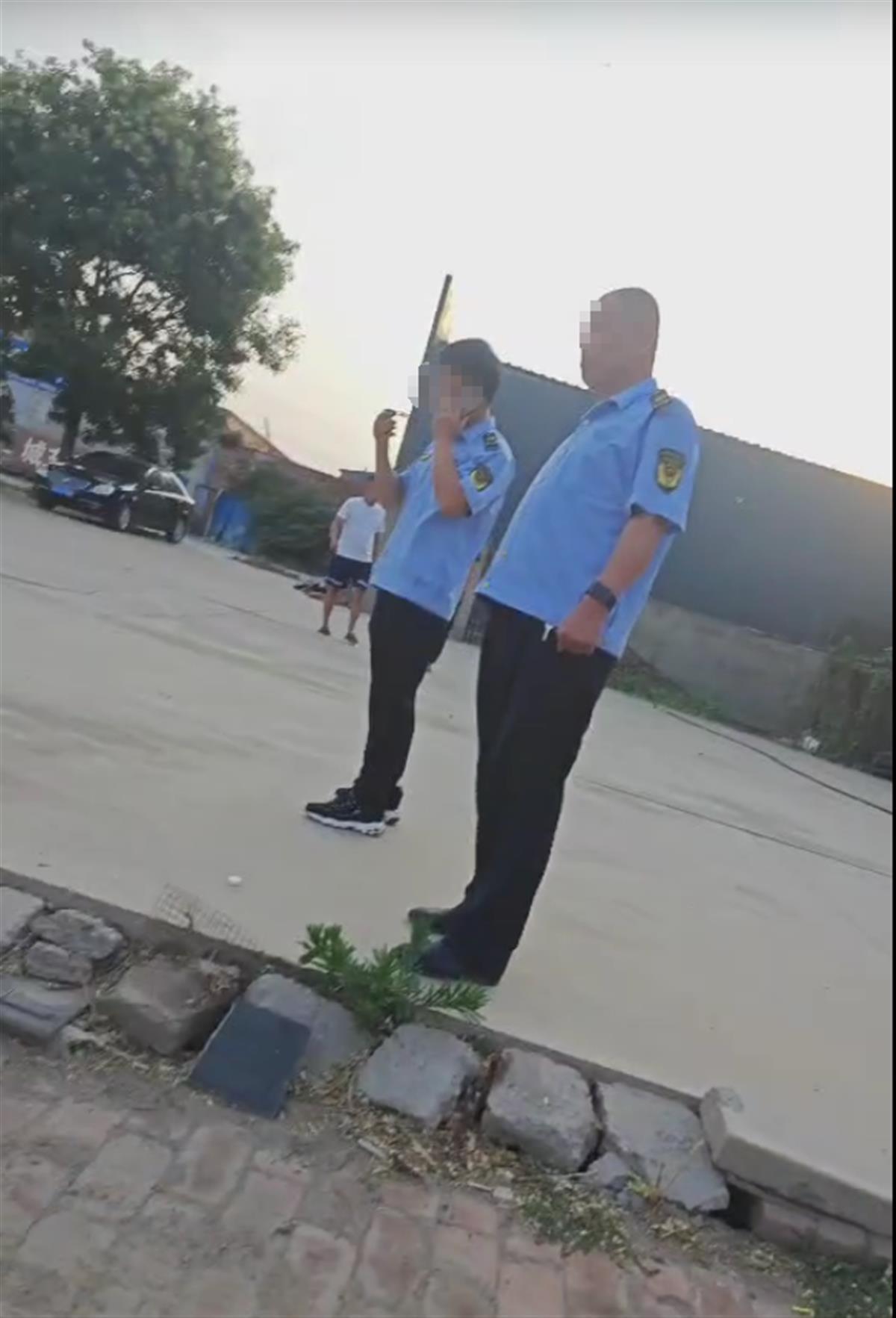 冲突现场视频中出现的执法人员（受访者提供）