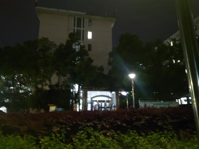 4月20日晚间，事发的湘潭大学琴湖宿舍10栋附近