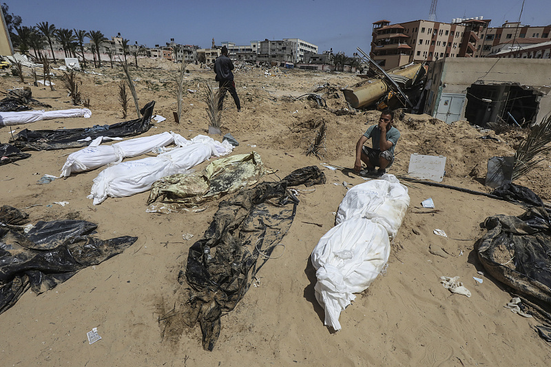 4月21日，以军撤出汗尤尼斯后，巴勒斯坦卫生工作者在纳赛尔医院发现多具尸体。