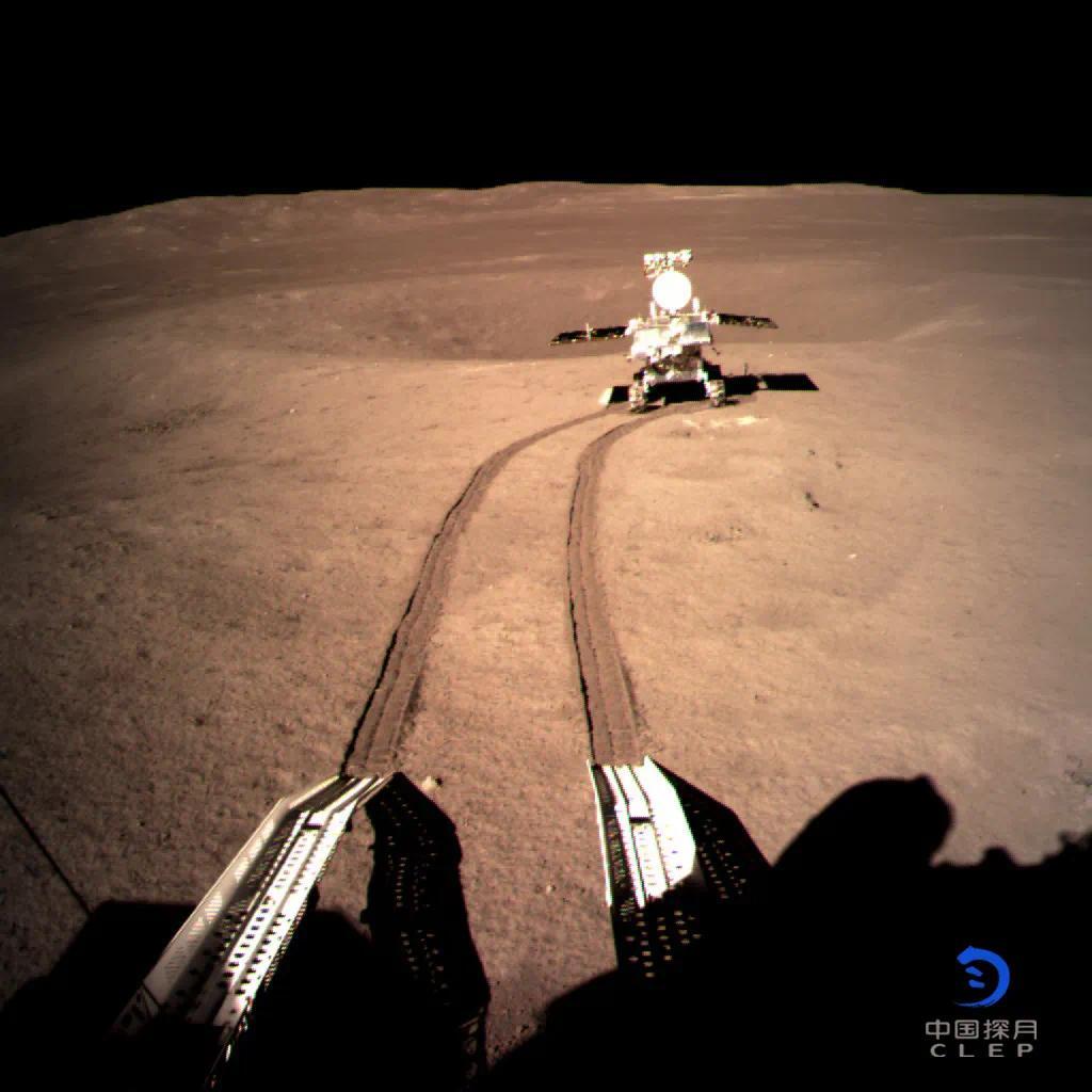 图为着陆器地形地貌相机拍摄的玉兔二号在A点影像图。新华社发（国家航天局供图）