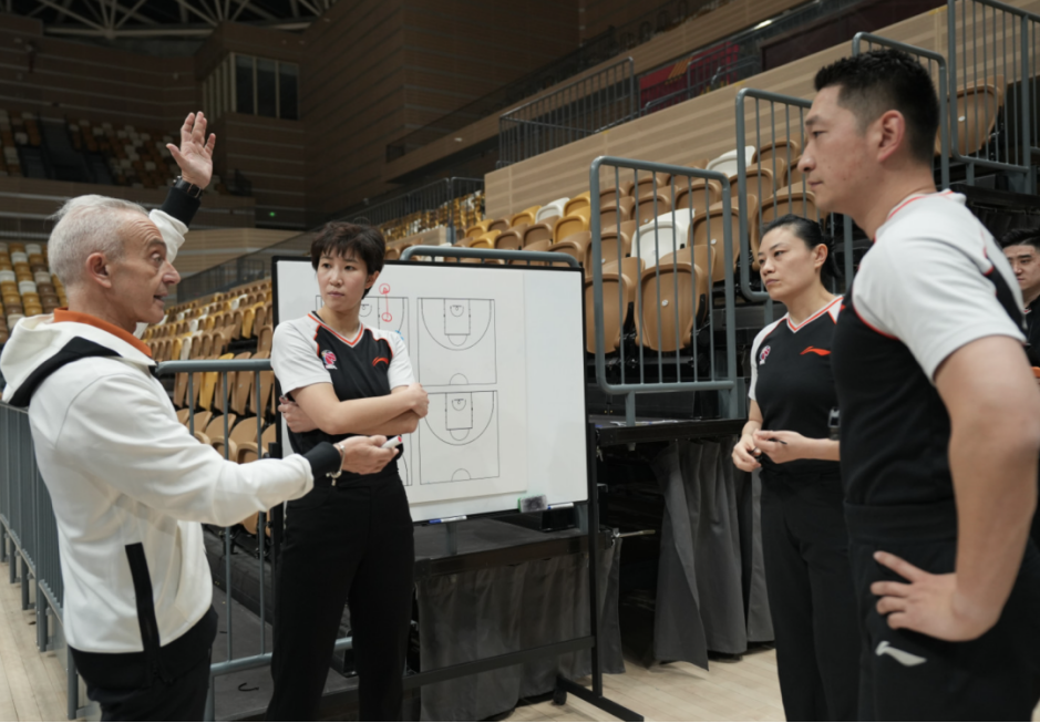国际篮联裁判专家为中国裁判授课。图/中国篮球协会