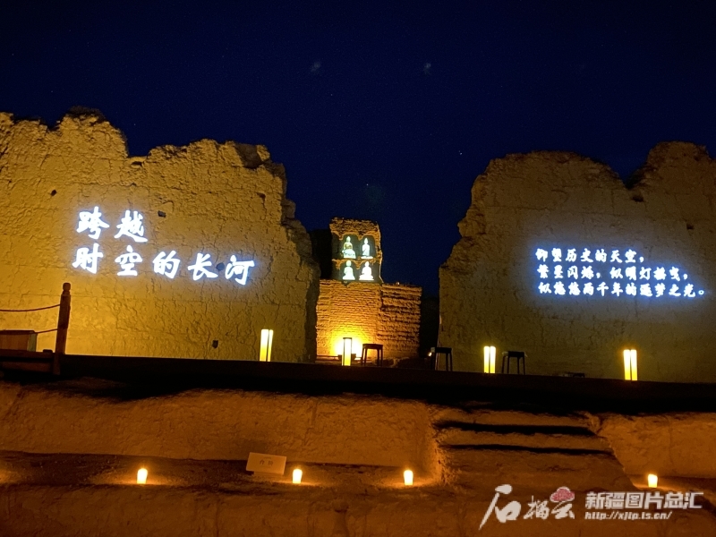 “交河之夜”原声实景音乐会在大佛寺门前演出。