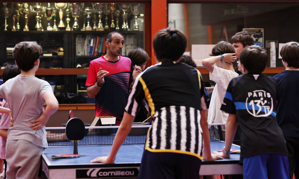 2024年6月19日，孩子们在法国巴黎十三区乒乓球乐部参加训练。