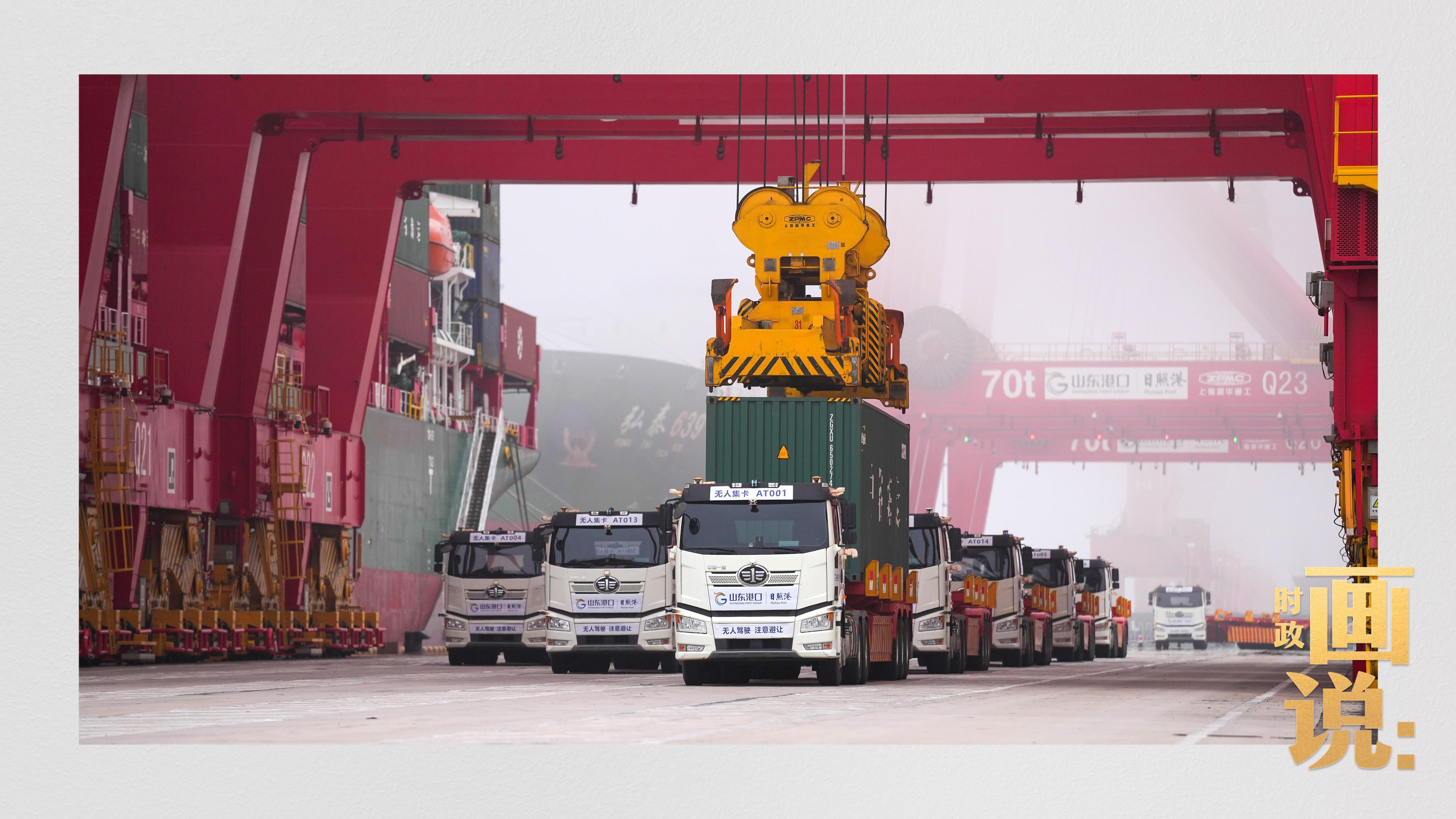 △山东港口集团日照港顺岸开放式全自动化集装箱码头，无人集卡车在运送集装箱。