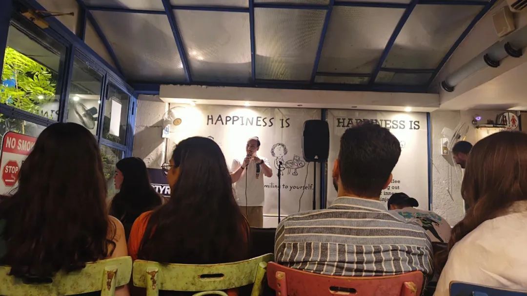◆人们来到咖啡馆,观赏Styria旗下的脱口秀表演。