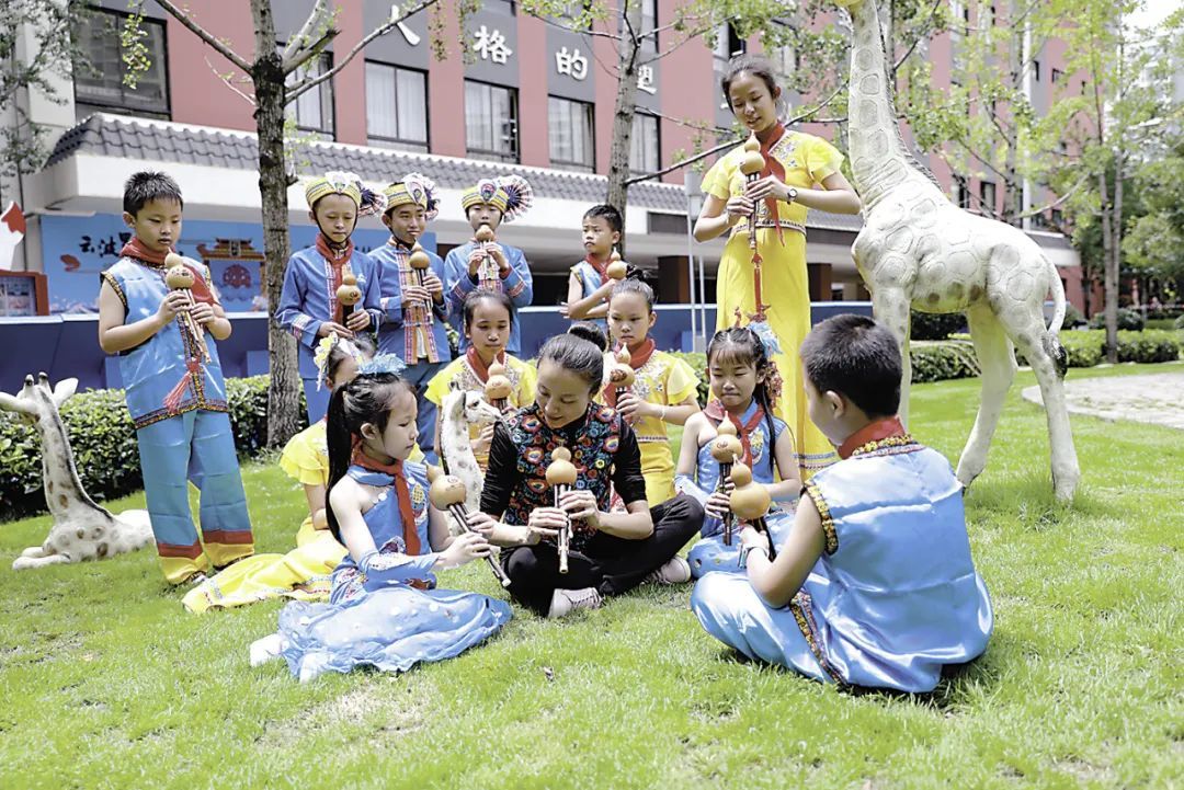 云南省昆明市盘龙区云波小学开设葫芦丝艺术特色课程。